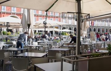 Un camarero durante su jornada laboral en imagen de archivo.