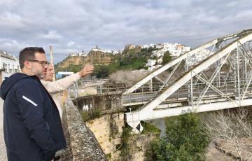 El dirigente en su visita a los daños causados al puente de San Miguel en Arcos de la Frontera