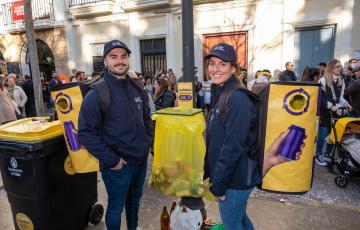  Dos educadores medioambientales de Cada Lata Cuenta durante las fiestas de 2023