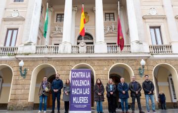Concejales secundan el acto frente al Consistorio en la mañana de este martes