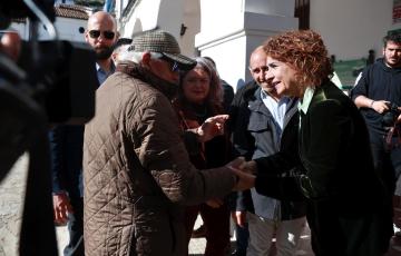 La ministra de Hacienda saluda a los vecinos de la localidad serrana a su llegada al Ayuntamiento.