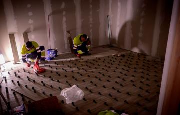 Operarios trabajando en las obras de mejora en las instalaciones en las que se encuentra Radio Taxi en Cádiz. 