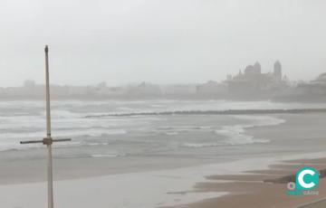 Imagen del temporal en Cádiz en una imagen reciente. 