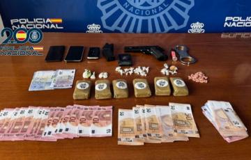 Genero confiscado en el piso registrado en la capital gaditana