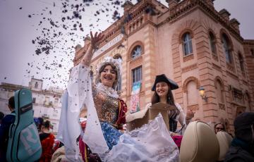 La pregonera infantil de camino a su cita en la plaza San Antonio