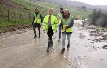 La presidenta de la Diputación de Cádiz, y el alcalde de Grazalema inspeccionando una carretera afectada por el temporal