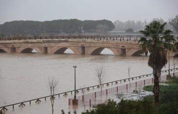 El río Guadalete desborda sus márgenes a su paso por la zona de Las Pachecas en Jerez
