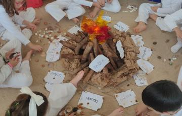 Alumnado de infantil realizando una de las actividades en el centro Salesianos. 