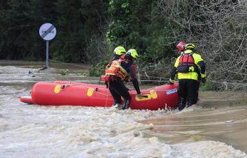 Efectivos de bomberos actuando en la localidad campogibraltareña
