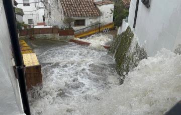 Imagen del agua corriendo por las calles de Ubrique 