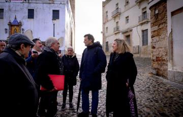 Bruno García se reúne con representantes de la asociación Plataforma de vecinos y amigos de El Pópulo.