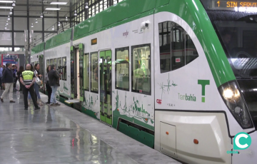 Viajeros acceden a los vagones en la estación de Cádiz en una imagen de archivo