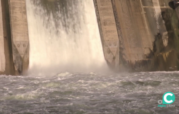 El alivio de agua  en las presas gaditanas sigue siendo constante ante las nuevos chubascos anunciados