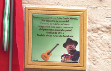 Placa en la casa del afamado corista descubierta en su casa natal en febrero de 2024