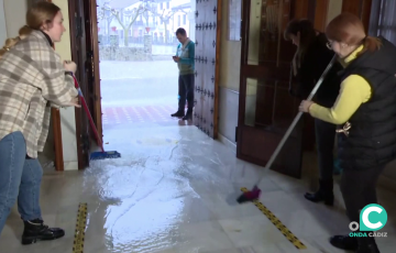 Vecinas de Grazalema evacuan agua en un local de la población serrana