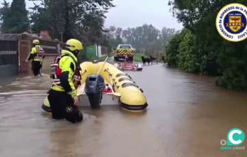 Bomberos actuando en una de las zonas afectadas de la provincia 