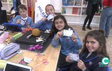 Alumnos del centro gaditano con sus credenciales para el acontecimiento