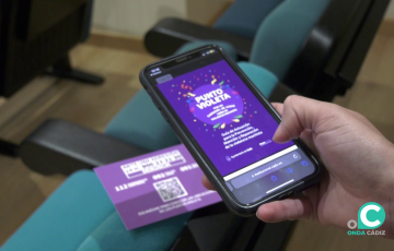 Pantalla de móvil con la aplicación de Punto Violeta que se puede acceder a través de un código QR.