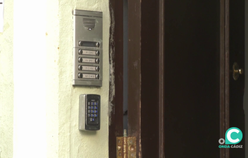 Entrada a una vivienda turística en el centro de la capital gaditana
