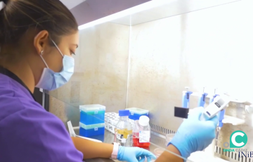 Investigadora en su laboratorio