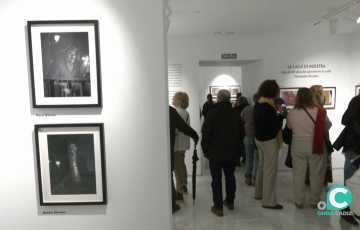 Visitantes durante la jornada inaugural de Carnaval a lapiz