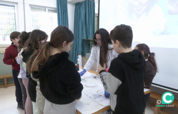 Encuentro por la fecha de escolares con investigadoras en el colegio Fermín Salvochea
