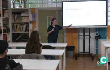 Un momento de una de las exposiciones en una de las aulas del centro
