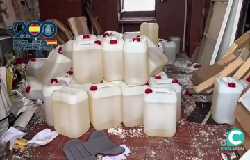 Garrafas de gasolinas para el narcotráfico intervenidas en la capital gaditana en una imagen de archivo 