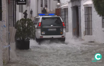 Vehículo de la Guardia Civil por una calle inundada de Grazalema durante el paso de los temporales