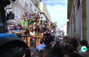 Actuación de un coro en la calle durante la fiesta