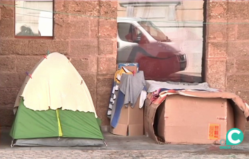 Enseres de personas sin hogar en la capital gaditana