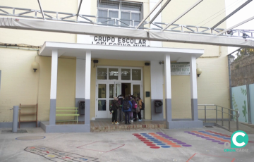 Alumnos acceden al colegio del casco histórico