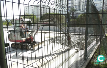 Maquinaria durante las operaciones que van a aportar zonas verdes nuevas y pistas deportivas