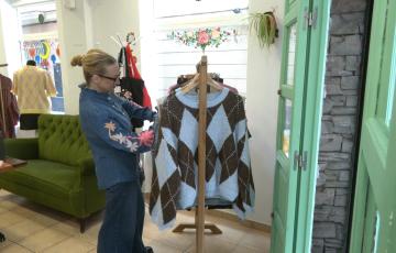 La gerente de Nena Melena, Carmen Álvarez,  en su tienda