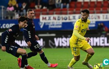 Suso en una acción del encuentro ante dos jugadores del conjunto armero (Foto: La Liga)