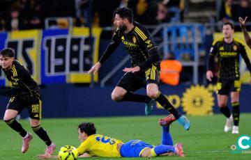Iza en una acción del encuentro (Foto: Cádiz CF)