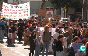 La marcha de la manifestación por la avenida principal 
