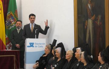 Fernando Torres realiza la exaltación de la mantilla.