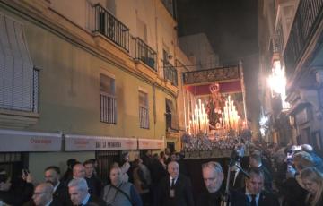 Las calles de la ciudad viven la religiosidad popular en el cuarto viernes de Cuaresma.