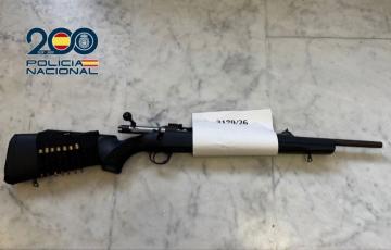El fusil de calibre 308 localizado en el maletero del vehículo de los arrestados en la capital gaditana