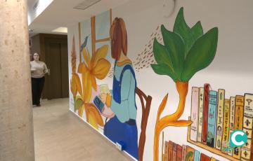 Nuevo mural de la gaditana Gloria Garrastazul en la Biblioteca de Santa María.