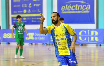 Carlitos celebra el primer gol de penalti que abrió la cuenta para los locales