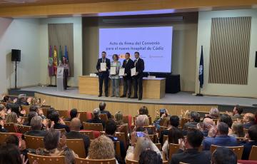 María Jesús Montero, Antonio Sanz, Fran González y Bruno García con la documentación rubricada ras el acto