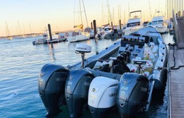Imagen del muelle con la embarcación semirrígida de 12 metros de eslora 