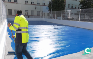 Imagen de la nueva pista deportiva en la Plaza Manolo Santander previa a su puesta en funcionamiento. 