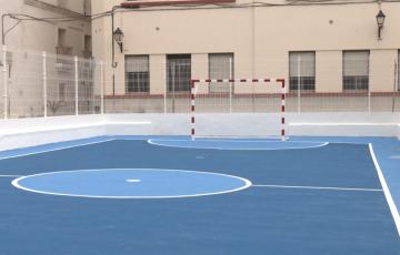 La Viña ya disfruta de la nueva pista deportiva.