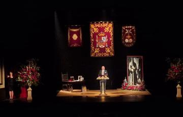 El periodista y cofrade, Pablo Manuel Durio, anuncia la nueva Semana Santa de Cádiz en el Gran Teatro Falla. 