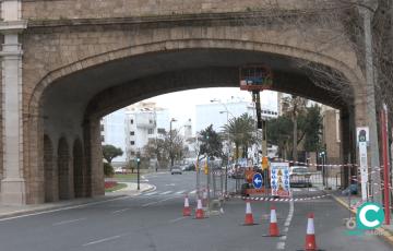 Operarios trabajan en la reparación de Las Puertas de Tierra. 
