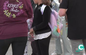 Alumnos de un centro de la capital gaditana antes de acceder a clase