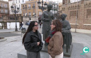 La dirigente de Sumar este martes junto al monumento a las Cigarreras en la capital gaditana
